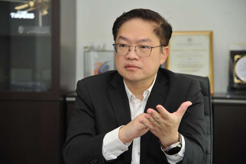 ▲黄绍文博士指出，电动车没有燃油车的引擎声，太安静令人无法评估电动车是否在附近，引发安全问题。