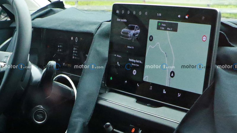 ▲中控荧幕显示的车辆资讯，意外曝光大改款Kodiaq的外观样式。图：motor1