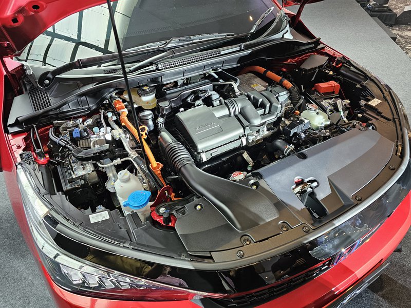 ▲油电版的City e:HEV RS搭载1.5L e:HEV油电系统,由一具1.5L的i-VTEC四缸自然进气引擎加两组电动马达和e-CVT变速箱共同组成。