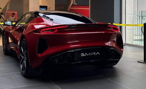20230919_Lotus-Emira-Magma-Red-1.jpg