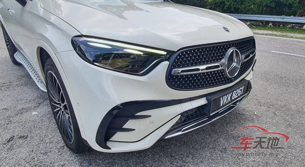 ▲GLC300智能大灯，由于拥有48V轻电之故，大灯内有蓝色线条。