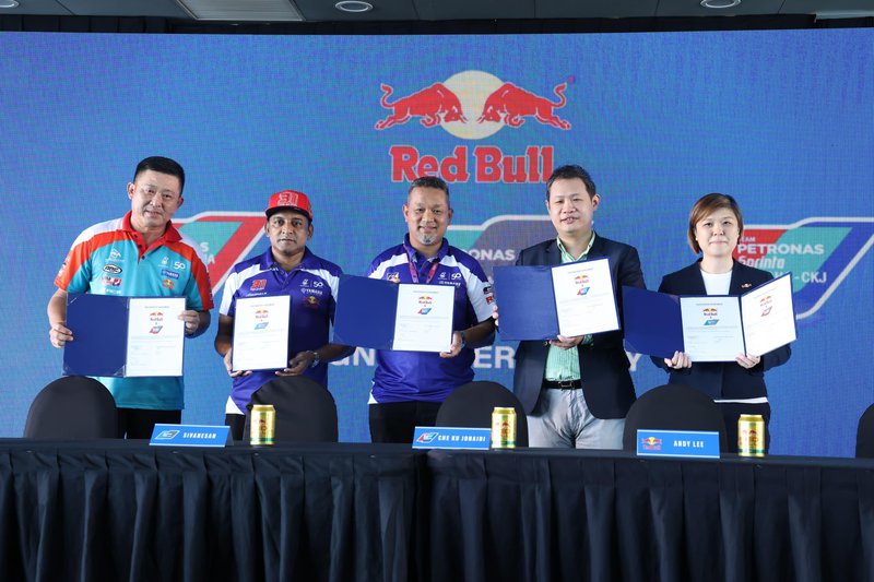 ▲Red Bull Malaysia在宣布赞助PETRONAS Sprinta Yamaha Racing Teams车队的签约仪示上合照。