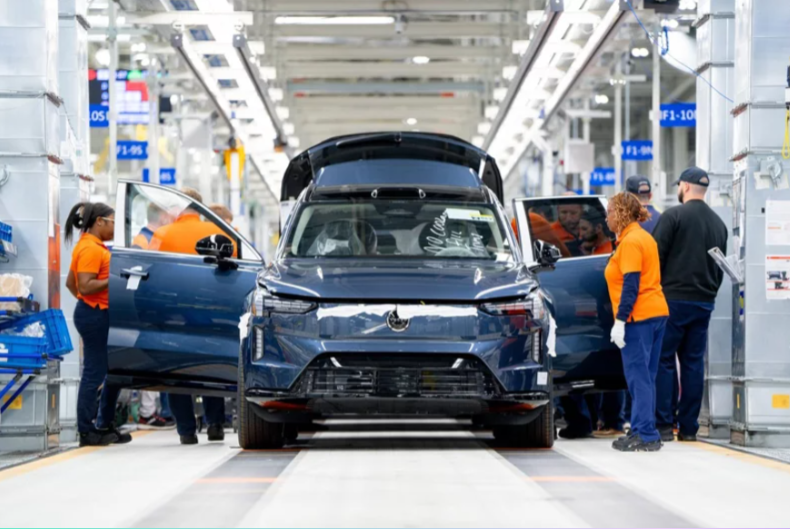▲Volvo EX90终于正式投产。