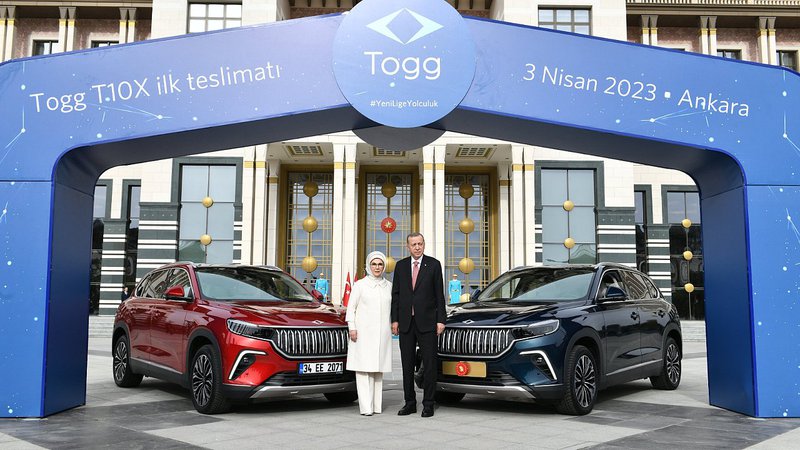 ▲土耳其首款国产纯电休旅Togg T10X开始量产交车，总统艾尔段和夫人艾米内为第一位车主。