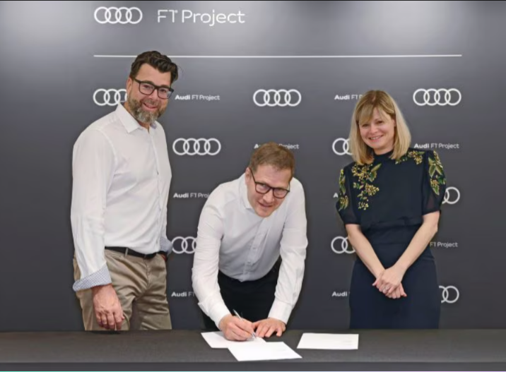 ▲bp资深行销副总裁Nicola Buck(右)、Audi F1车队总裁Andreas Seidl(中)与及Audi方程式赛车总裁Adam Baker签定合作协议后合摄。
