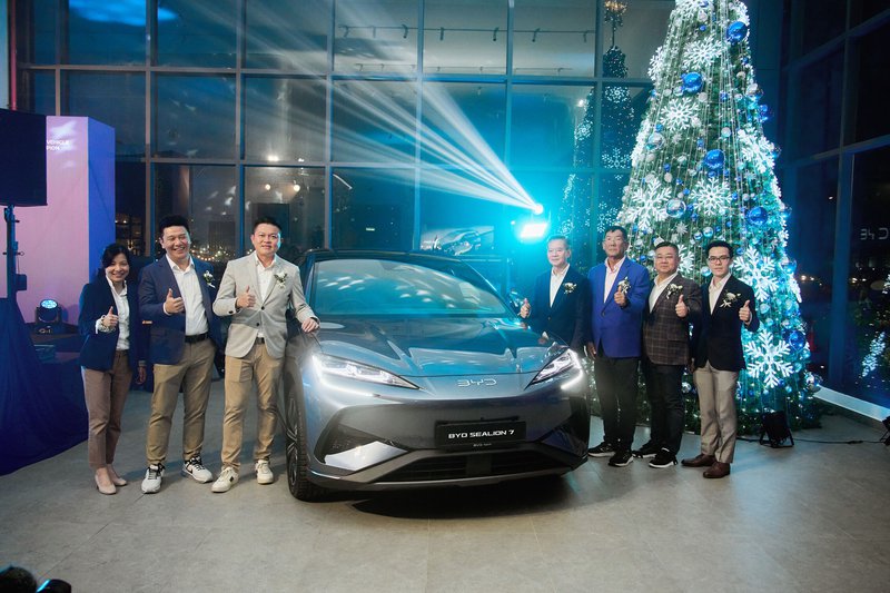 ▲Sime Motors东南亚零售与分销董事经理Jeffrey Gan(左3)在开幕式上指出,作为BYD在大马的官方经销商,他们很高兴与Regas EV Sabah合作,在亚庇带来全新的BYD 3S中心。