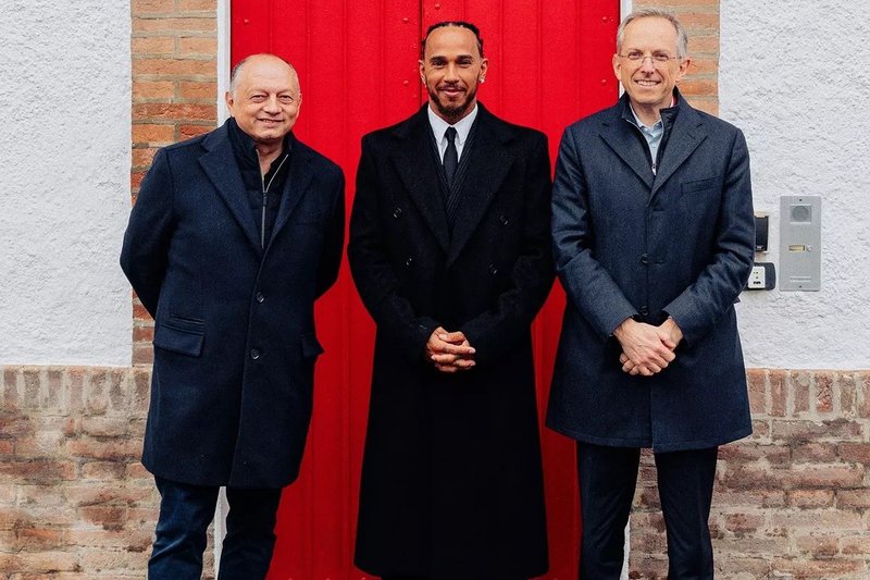 ▲左至右:车队领队Fred Vasseur、Lewis Hamilton、Ferrari首席执行官 Benedetto Vigna。