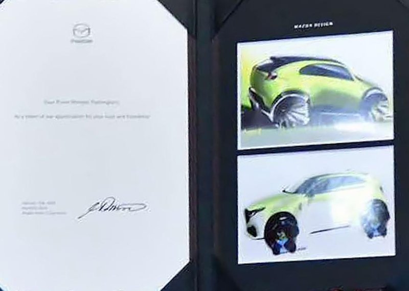 ▲Mazda 向泰国首相佩通坦提交小型跨界休旅草图。