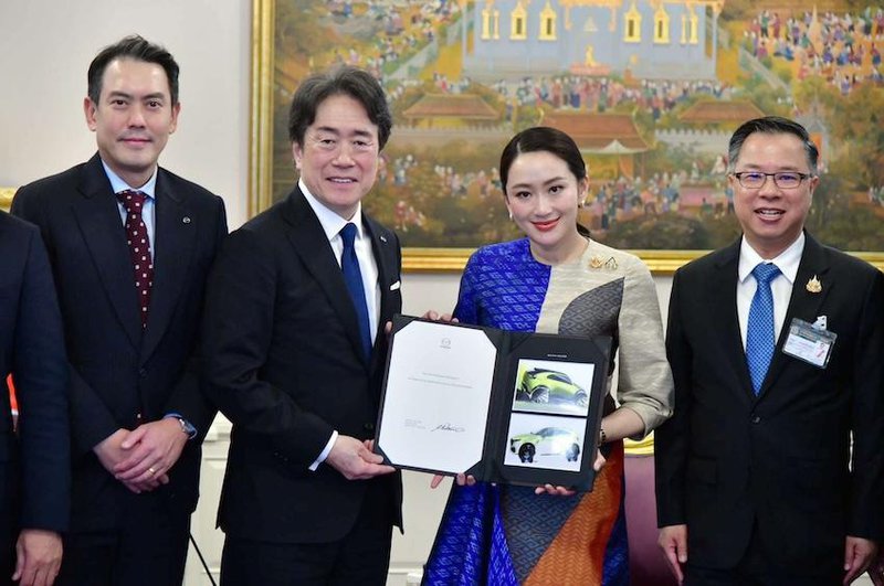 ▲Mazda 高层会晤泰国首相佩通坦（右2），宣布 50 亿泰铢（约6亿5700万令吉）投资打造跨界休旅。