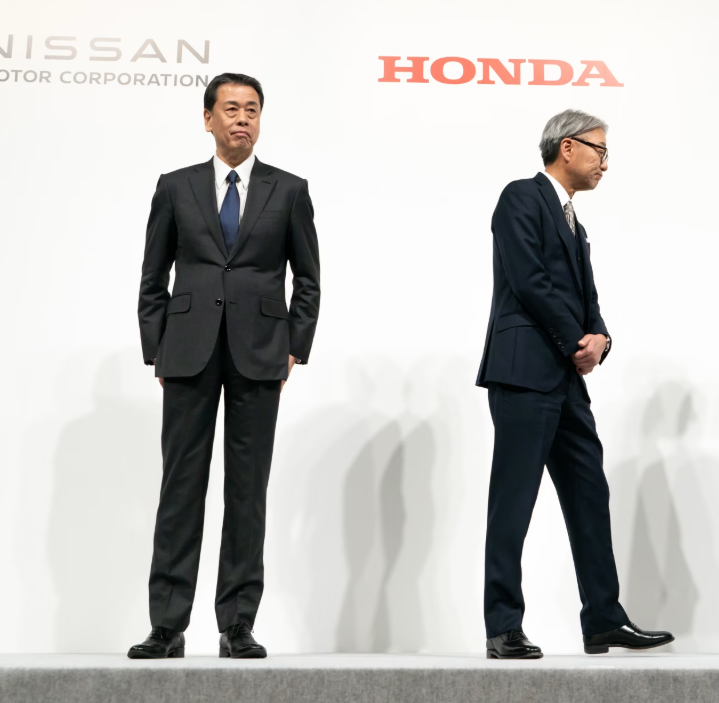 ▲内田诚（左）一直支持与Honda合作，但因内部问题严重，他与Honda社长三部敏宏的关系开始恶化。