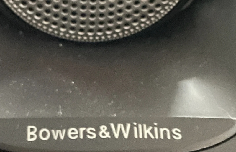 ▲经销商偷换成 Bovvers & VVilkins 山寨音响,销售人员辩称分不清 W 与 V。(图片来源:撷取自新浪)