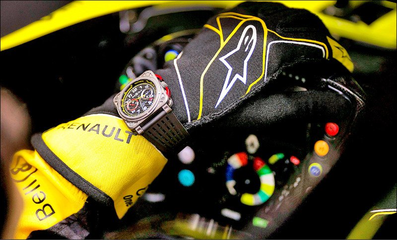 ▲知名腕表品牌Bell & Ross与Renault F1车队合作已久,厂车上更印有其标志。