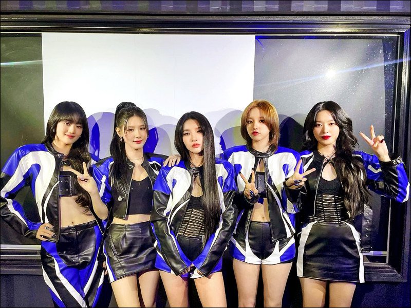 ▲女团(G)I-DLE身着赛车风皮夹克,完美诠释纯正Racecore风格。
