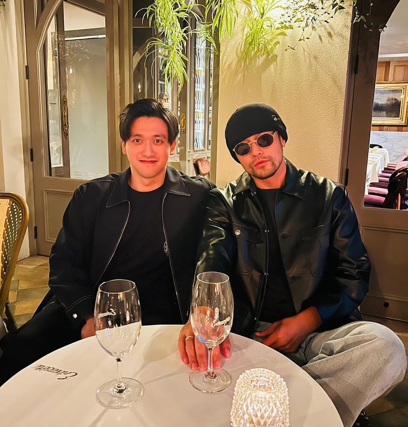 ▲周杰伦在日前也PO出与中国第一位F1车手周冠宇私下聚会的合照,形成难得的双周会并透露:“街头车手跟职业赛车手的最大共同点就是开车不喝酒。”(图:摘自jaychou IG)