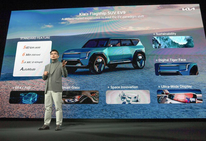 ▲Kia 总裁 Ho Sung Song 介绍旗舰 SUV 的特色。