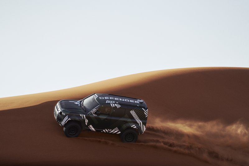 ▲Defender Dakar D7X-R 原型车在撒哈拉沙漠展开测试,车身披上专属迷彩涂装,展现征战赛场前的实验风格。