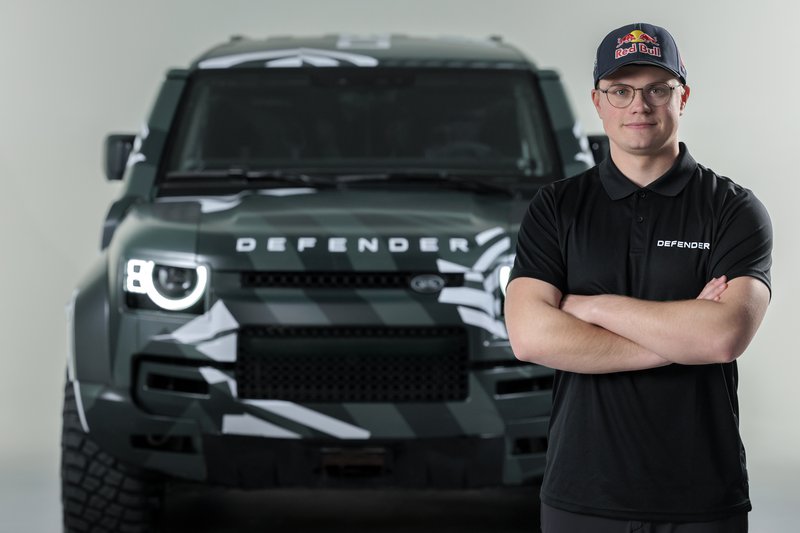 ▲Defender Rally 车队迎来立陶宛新星 Rokas Baciuška,展现年轻一代的速度与潜力。