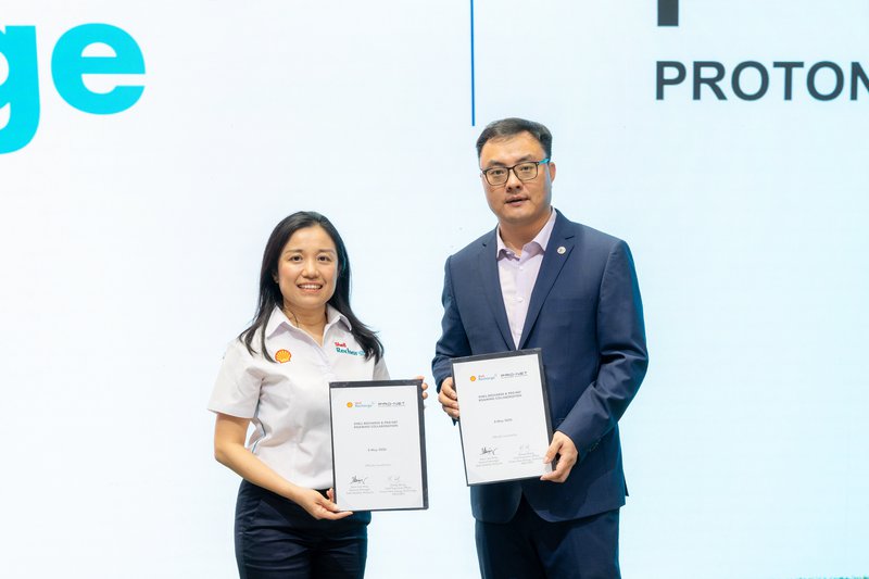 ▲大马Shell Recharge总经理 Seow Lee Ming(左)与PRO-NET总执行长张强合照。