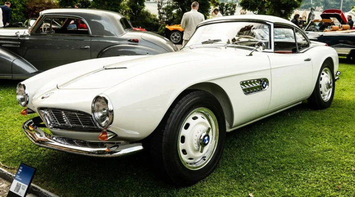 ▲1957 年 BMW 507,以羽毛白车身与红色内装展现50年代欧洲敞篷跑车的优雅风范。(图:取自 motortrend.com)