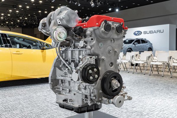 ▲Toyota展示正在开发的新款2.0升油电动力。