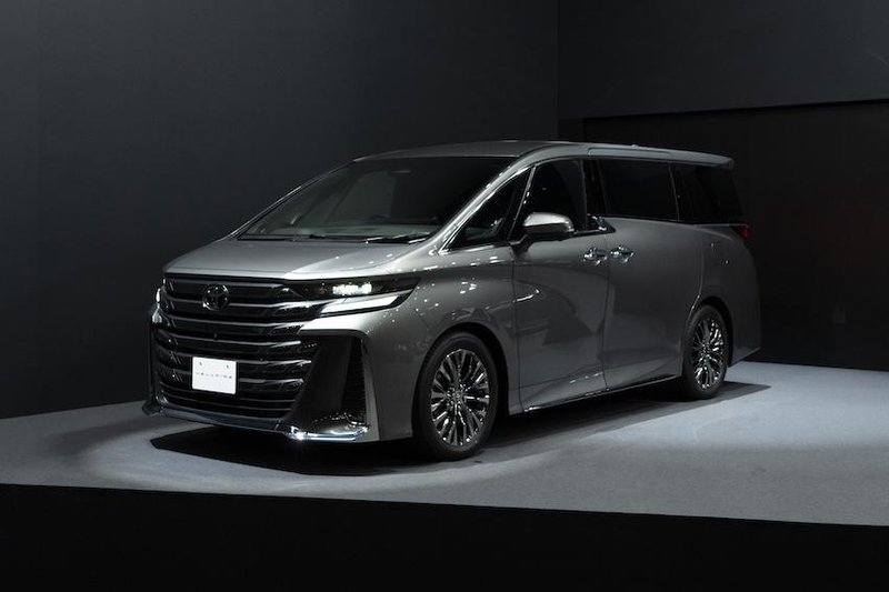 ▲Century SUV发表当天，Toyota在现场展出一辆疑似插电式油电的Alphard。