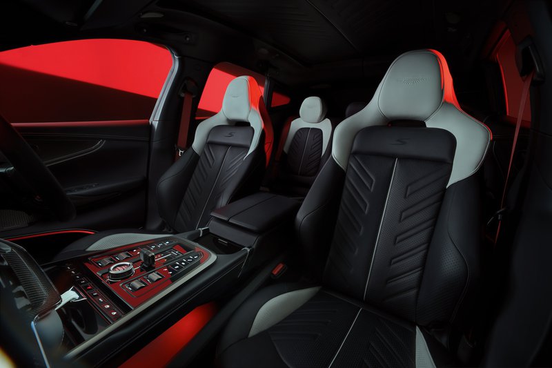 Aston_Martin_DBX_S_18.jpg