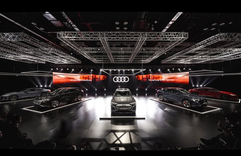 ▲Audi发布了一系列的 e-tron 车款。图为发布会现场照片