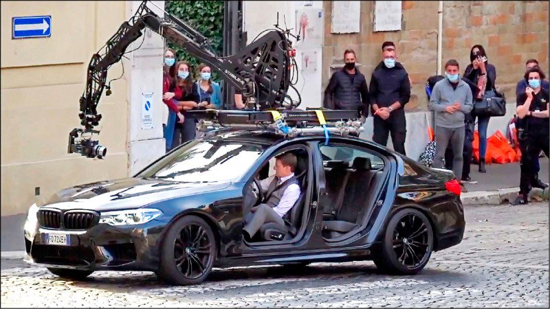 ▲阿汤哥驾驶BMW M5,在义大利拍摄的街头飞车追逐戏份。(翻摄自YouTube《Paramount Pictures》)