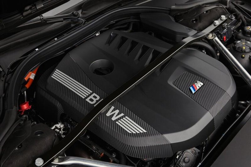 ▲50e入门车型将引擎本体从4.4升V8改为3.0升直六，仍拥有475匹/71.4公斤米之综效输出。