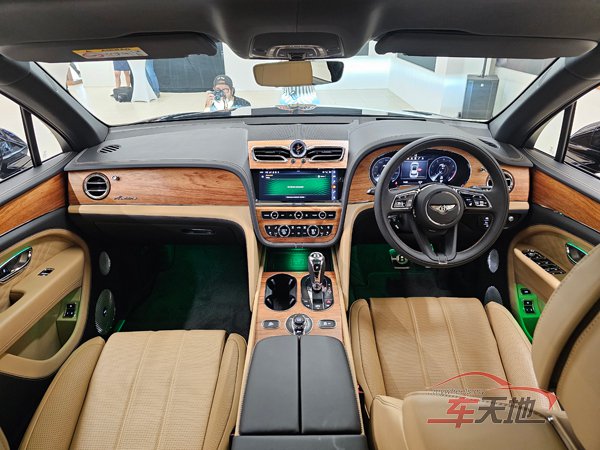 Bentley-Bentayga-EWB-Azure-17.jpg