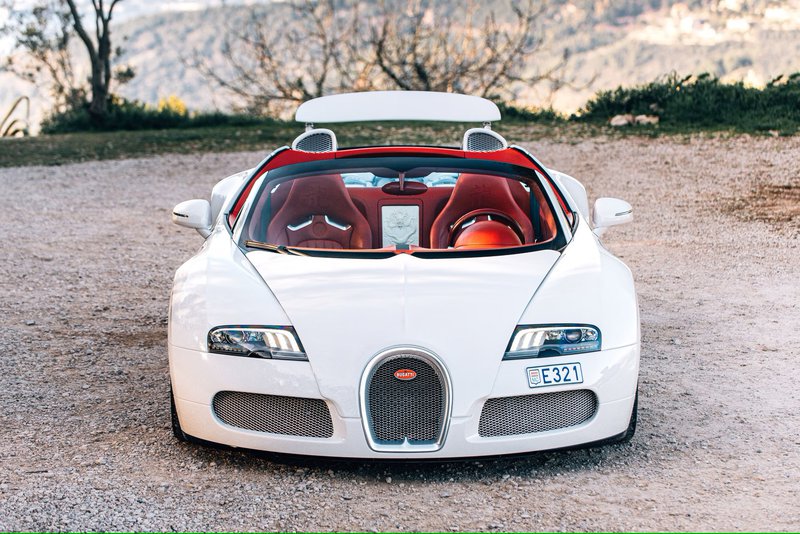 ▲坐拥威龙之名的Veyron Grand Sport Wei Long是辆极速超过时速400公里的性能敞篷车。