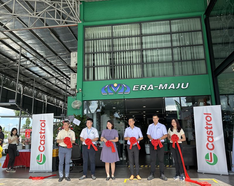 Castrol Team at the Opening Ceremony of the Era Maju Flagship Storea.jpg
