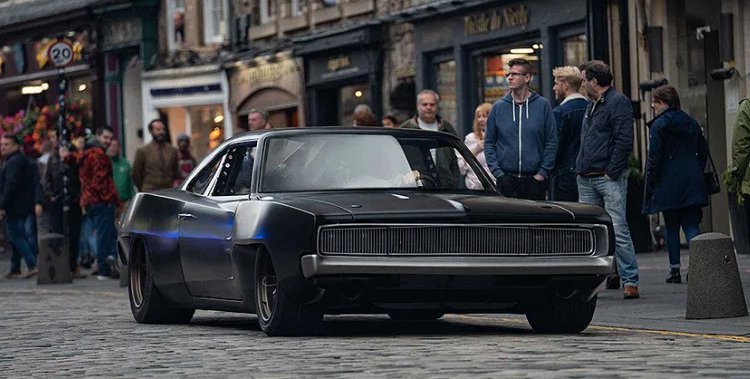 ▲ 在《玩命关头9》里,唐老大驾驶一辆中置V8引擎的Dodge Charge。