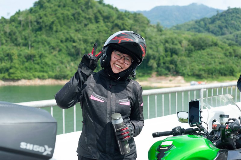 ▲唯一女骑士Jonne Lee，随着老公的护航一起完成6天5夜摩旅。