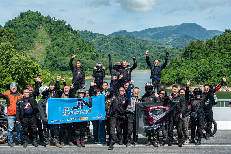 ▲从Yala往Betong半路的大水坝桥上合影。