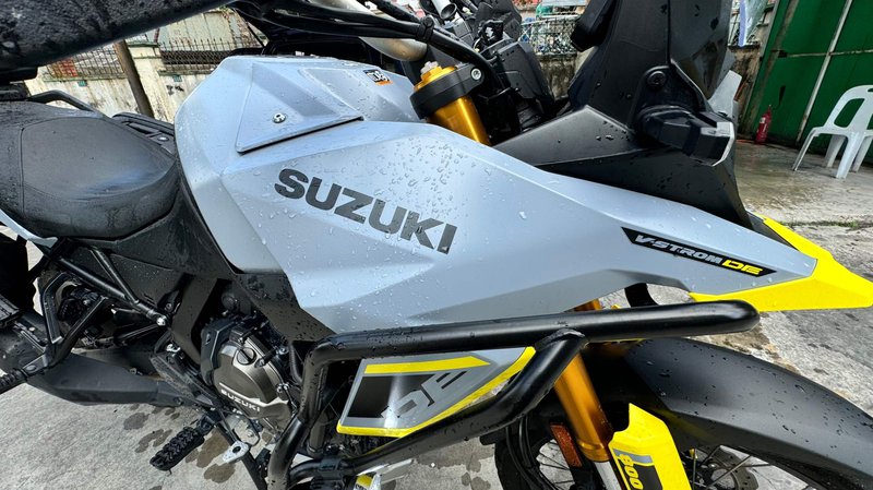 ▲Suzuki V-Strom 800 DE前脸采用了标志性的鸟嘴设计,充满了探险摩哆的韵味。