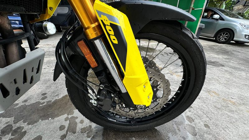 ▲V-Strom 800 DE 采用了43mm的倒立式悬挂系统,在崎岖路况还可以提供舒适的骑行体验。
