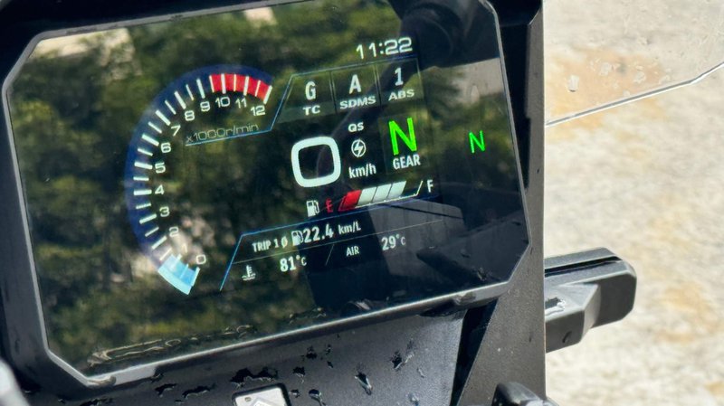 ▲V-Strom 800 DE 的仪表盘采用了全液晶显示屏,信息清晰易读,各项数据一目了然。