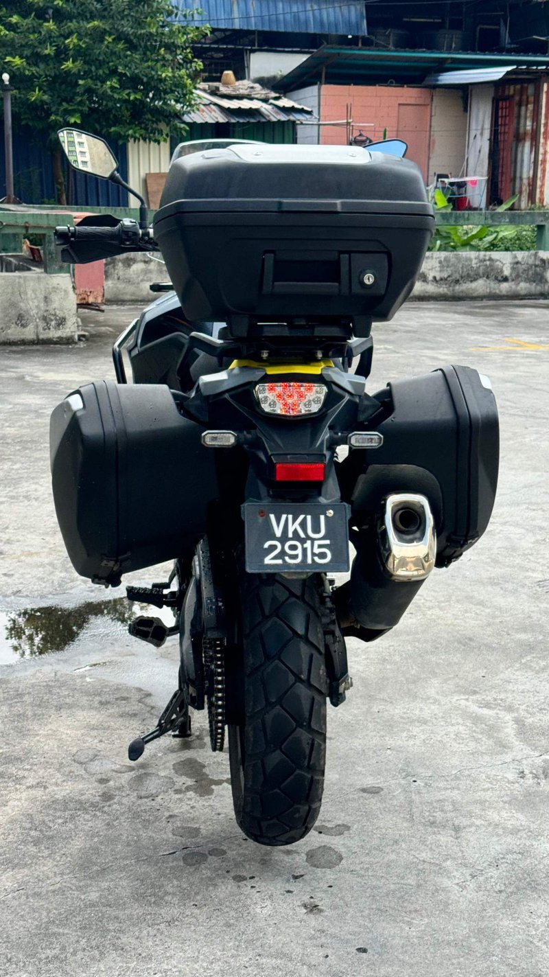 ▲装备上箱子,保护杠,led 雾灯,Suzuki V-Strom 800 DE就摇身一变成可以远途探险的摩哆。