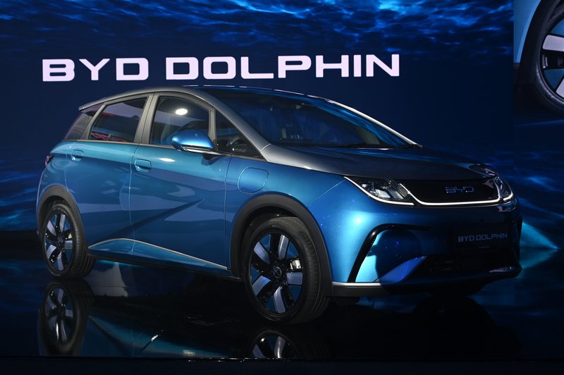 ▲Premium Extended（增程版）则是60.48 kWh，充满电后最大续航里程是490公里。