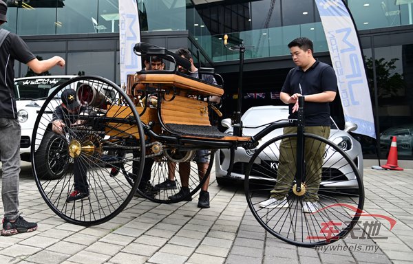 ▲全车重265公斤的复刻版Benz Patent-Motorwagen,每一个部件都体现出精湛的工艺品质和对细节的关注,让旁观者惊叹不已。