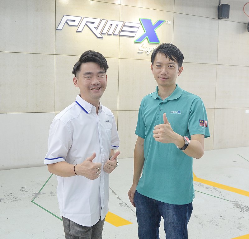 ▲PrimeX Signature联合创办人李泩鋐(左)和杨连辉指出,无论是新车、旧车或是老车都可以做汽车美容。