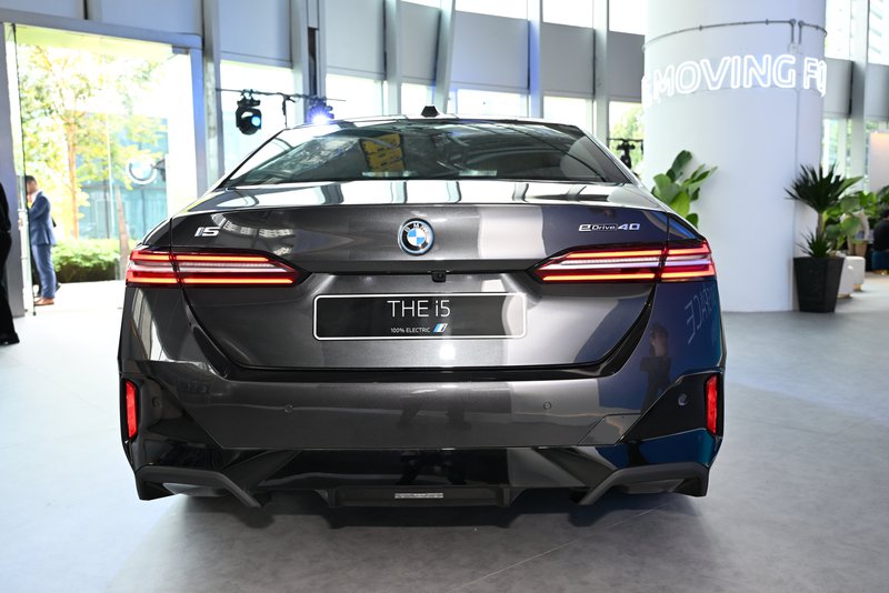 ▲BMW i5 eDrive40 M Sport 车尾LED灯和外观。