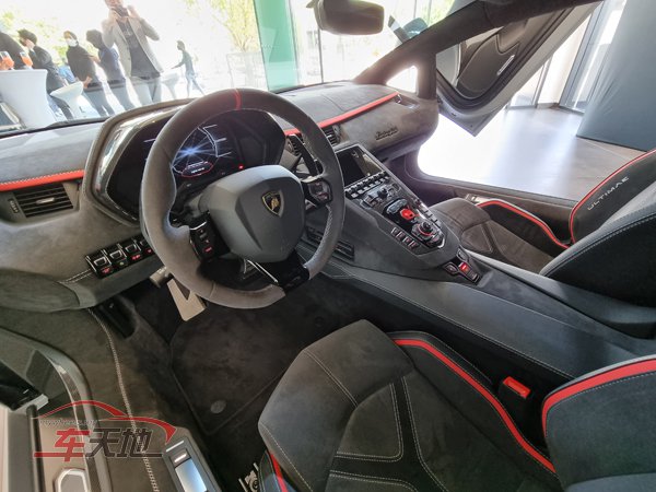 FELAventador02.jpg