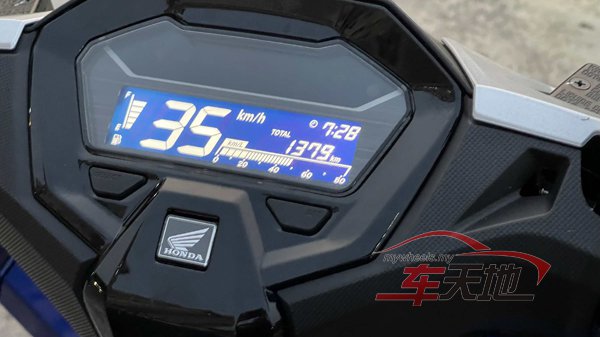 ▲Vario 160 配备了电子仪表，提供了清晰的信息显示。它不仅易于阅读，而且具有一些实用功能，如燃油计量和行驶里程显示等。