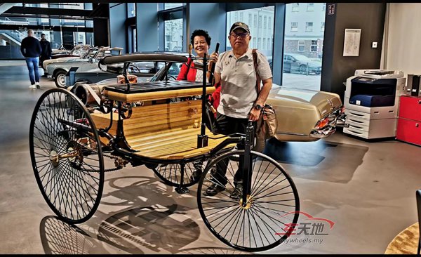 ▲与太太蔡翠屏在德国马赛地博物馆亲睹复刻版Benz Patent-Motorwagen的风采。