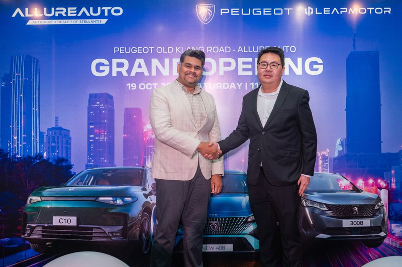 (L-R) Jamie Francis Morais, Managing Director, Stellantis Malaysia and Lai Choong Yik, Director of Allure Auto at the Allure Auto Old Klang Road opening..jpg