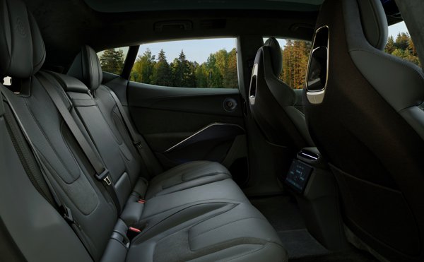LOTUS_ELETRE-S_SOLAR-YELLOW_INTERIOR_2.jpg