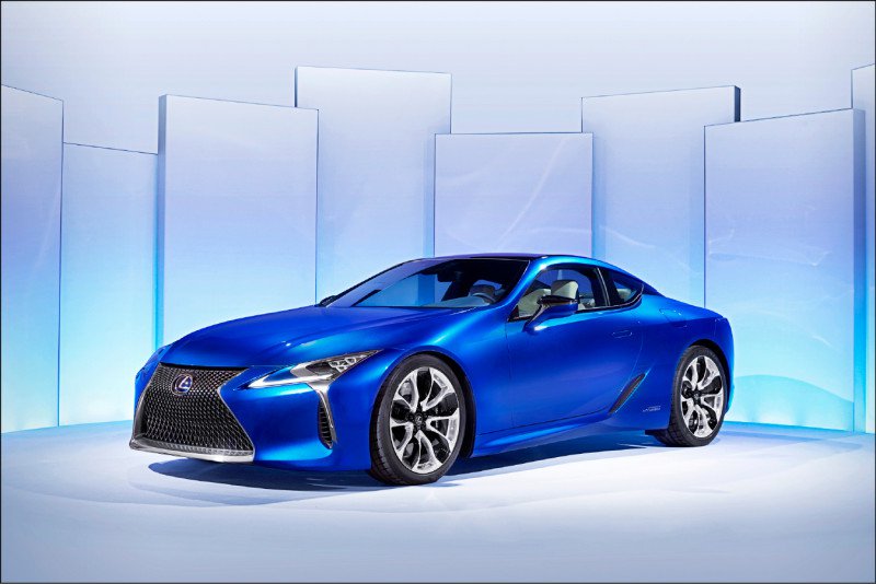 ▲黑豹座驾选中Lexus LC 500，优美的线条如同黑豹的战衣。