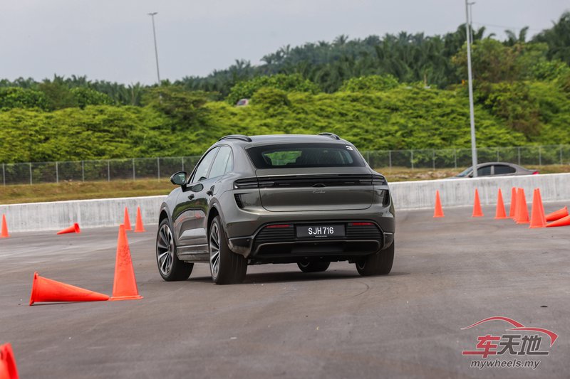 Porsche_Macan_Driving_Experience-10.jpg